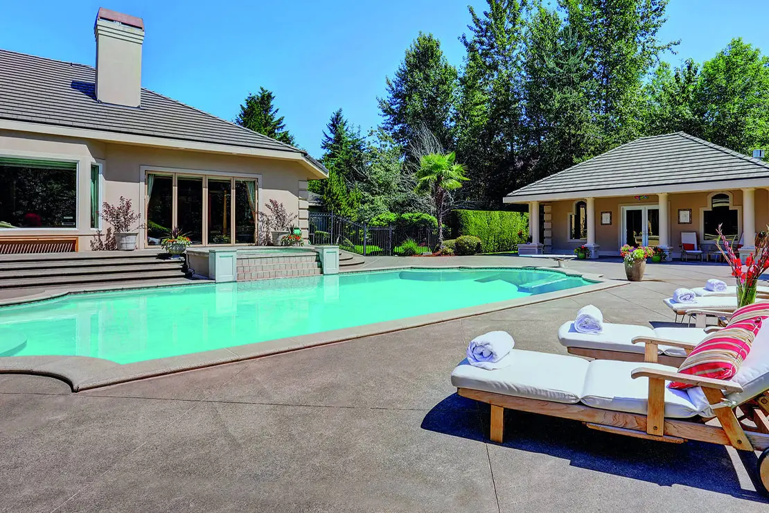 Logement avec une piscine spectaculaire pavée en béton imprimé. Logement avec une piscine spectaculaire pavée en béton imprimé.